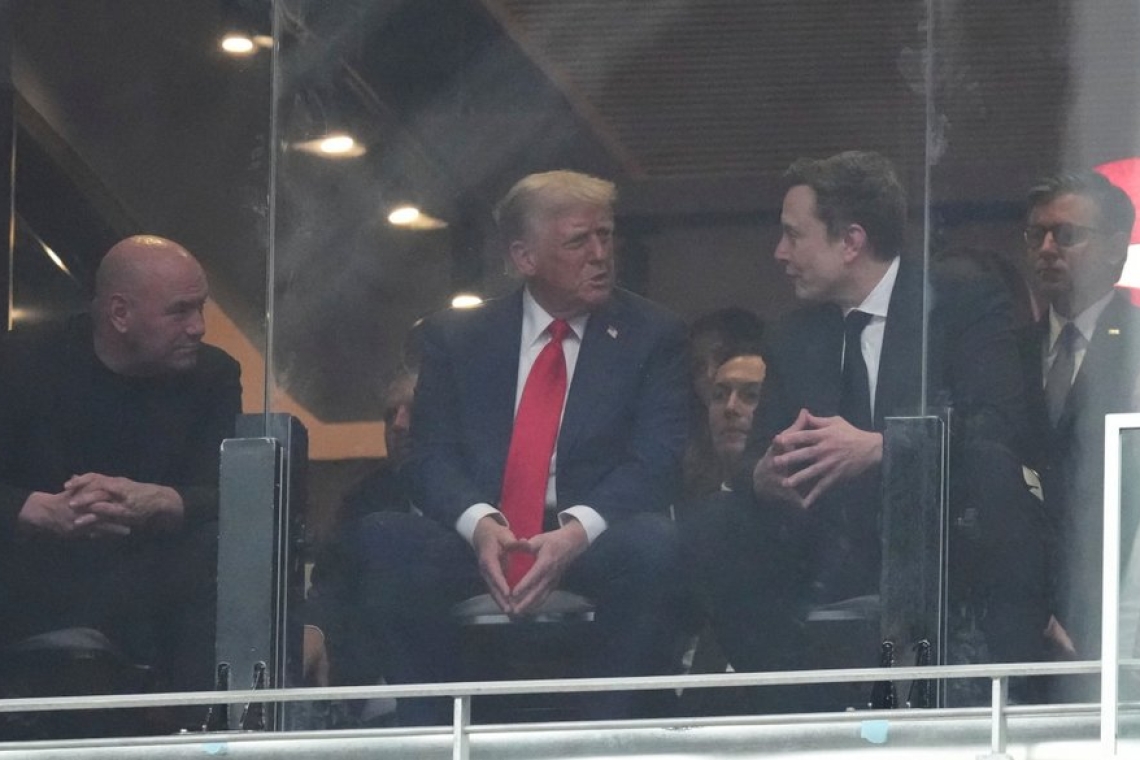 Η επανένωση Τραμπ και Μασκ στην κηδεία του Τσάρλι Κερκ